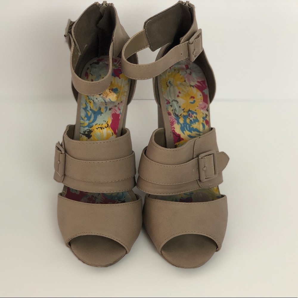 Qupid Tan Heels Size 7.5